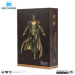 SUPERBOY PRIME DC MULTIVERSE (PATINA) (GOLD LABEL). Superboy-Prime, una versión alternativa de Superman, proviene de una Tierra en la que los superhéroes y supervillanos de DC eran personajes de ficción... hasta el día en que sus poderes se activaron y se convirtió en el único superhumano de su mundo. Pero después de que su planeta fuera destruido en la Crisis en las Tierras Infinitas, se volvió loco con el tiempo y finalmente se enfrentó a los superhéroes del universo principal de DC en el evento Crisis Infinita. Finalmente, Superboy-Prime fue derrotado y encarcelado en el Muro de la Fuente, la barrera que rodea el universo, pero se liberó cuando este fue destruido años más tarde. Sin embargo, cuando otra crisis amenazó toda la realidad, Superboy-Prime volvió a demostrar que era un héroe y ayudó a salvar el Multiverso DC.
