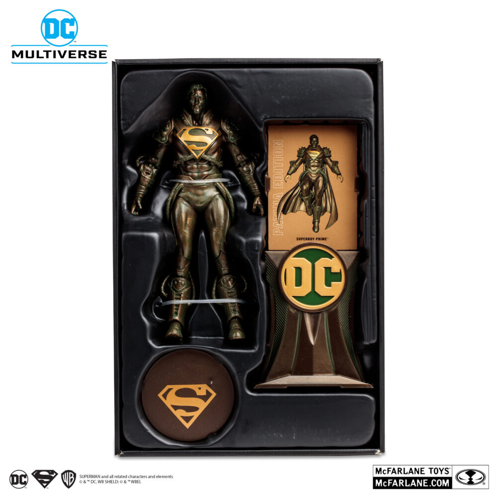 Superboy prime dc multiverse (patina) (gold label). Superboy-prime, una versión alternativa de superman, proviene de una tierra en la que los superhéroes y supervillanos de dc eran personajes de ficción... Hasta el día en que sus poderes se activaron y se convirtió en el único superhumano de su mundo. Pero después de que su planeta fuera destruido en la crisis en las tierras infinitas, se volvió loco con el tiempo y finalmente se enfrentó a los superhéroes del universo principal de dc en el evento crisis infinita. Finalmente, superboy-prime fue derrotado y encarcelado en el muro de la fuente, la barrera que rodea el universo, pero se liberó cuando este fue destruido años más tarde. Sin embargo, cuando otra crisis amenazó toda la realidad, superboy-prime volvió a demostrar que era un héroe y ayudó a salvar el multiverso dc.