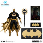 BATMAN (DC VS VAMPIRES) KNIGHTMARE EDITION (GOLD LABEL) DC MULTIVERSE. De niño, Bruce Wayne presenció el brutal asesinato de sus padres en el Callejón del Crimen de Gotham City. Traumatizado por su muerte, dedicó su vida a convertirse en el arma más poderosa del mundo contra el crimen: ¡Batman! Es un maestro detective y un experto en artes marciales, pero su arma más poderosa es su mente. Batman tiene un plan para cada ocasión, así como armas, artilugios y vehículos de alta tecnología que le ayudan en su implacable búsqueda de la justicia.
