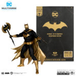 BATMAN (DC VS VAMPIRES) KNIGHTMARE EDITION (GOLD LABEL) DC MULTIVERSE. De niño, Bruce Wayne presenció el brutal asesinato de sus padres en el Callejón del Crimen de Gotham City. Traumatizado por su muerte, dedicó su vida a convertirse en el arma más poderosa del mundo contra el crimen: ¡Batman! Es un maestro detective y un experto en artes marciales, pero su arma más poderosa es su mente. Batman tiene un plan para cada ocasión, así como armas, artilugios y vehículos de alta tecnología que le ayudan en su implacable búsqueda de la justicia.