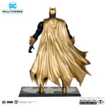 BATMAN (DC VS VAMPIRES) KNIGHTMARE EDITION (GOLD LABEL) DC MULTIVERSE. De niño, Bruce Wayne presenció el brutal asesinato de sus padres en el Callejón del Crimen de Gotham City. Traumatizado por su muerte, dedicó su vida a convertirse en el arma más poderosa del mundo contra el crimen: ¡Batman! Es un maestro detective y un experto en artes marciales, pero su arma más poderosa es su mente. Batman tiene un plan para cada ocasión, así como armas, artilugios y vehículos de alta tecnología que le ayudan en su implacable búsqueda de la justicia.