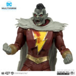 SHAZAM DC VS VAMPIRES GOLD LABEL DC MULTIVERSE. Billy Batson, que posee los poderes del Rayo Viviente, es un héroe inverosímil: un joven rebelde y arrogante que vive en acogida y que lucha constantemente con las responsabilidades que conllevan sus inmensos poderes como Guardián de la Magia. Billy es todavía un adolescente, y Shazam es la versión idealizada de él mismo como adulto. A veces, la responsabilidad de ser el último abanderado del Consejo de la Eternidad puede parecer imposible de asumir. Sin embargo, los hermanos de acogida de Billy siempre le apoyan y, tras un comienzo difícil en su relación, también lo hace la Liga de la Justicia. Lo que le falta en experiencia lo compensa con valentía, y pronto se le conoce como el mortal más poderoso de la Tierra.