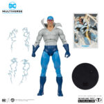 MAX MERCURY THE FLASH GOLD LABEL DC MULTIVERSE. Max Mercury se impregnó del poder de la Fuerza de la Velocidad como miembro de la Caballería de los Estados Unidos en el siglo XIX. Un chamán moribundo encantó a Max, otorgándole una velocidad ilimitada y la capacidad de cambiar sus moléculas y atravesar objetos sólidos. Conocido a lo largo de los años como Quicksilver, Windrunner, Whip Whirlwind y el Zen Master of Speed, Max intentó desentrañar los misterios de la Fuerza de la Velocidad en numerosas ocasiones. Cada vez que lo intentaba, se encontraba saltando hacia adelante en el tiempo, hasta llegar al siglo XXI.