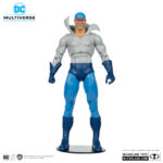 MAX MERCURY THE FLASH GOLD LABEL DC MULTIVERSE. Max Mercury se impregnó del poder de la Fuerza de la Velocidad como miembro de la Caballería de los Estados Unidos en el siglo XIX. Un chamán moribundo encantó a Max, otorgándole una velocidad ilimitada y la capacidad de cambiar sus moléculas y atravesar objetos sólidos. Conocido a lo largo de los años como Quicksilver, Windrunner, Whip Whirlwind y el Zen Master of Speed, Max intentó desentrañar los misterios de la Fuerza de la Velocidad en numerosas ocasiones. Cada vez que lo intentaba, se encontraba saltando hacia adelante en el tiempo, hasta llegar al siglo XXI.