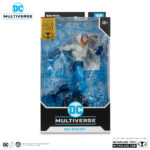 MAX MERCURY THE FLASH GOLD LABEL DC MULTIVERSE. Max Mercury se impregnó del poder de la Fuerza de la Velocidad como miembro de la Caballería de los Estados Unidos en el siglo XIX. Un chamán moribundo encantó a Max, otorgándole una velocidad ilimitada y la capacidad de cambiar sus moléculas y atravesar objetos sólidos. Conocido a lo largo de los años como Quicksilver, Windrunner, Whip Whirlwind y el Zen Master of Speed, Max intentó desentrañar los misterios de la Fuerza de la Velocidad en numerosas ocasiones. Cada vez que lo intentaba, se encontraba saltando hacia adelante en el tiempo, hasta llegar al siglo XXI.
