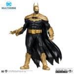 BATMAN OF EARTH-22 INFECTED (DARK METAL) KNIGHTMARE EDITION (GOLD LABEL) DC MULTIVERSE. Cuando sus padres fueron asesinados a tiros delante de él, el joven Bruce Wayne decidió librar a Gotham City de los criminales que les habían quitado la vida. Se entrenó exhaustivamente para alcanzar la perfección mental y física, además de dominar las artes marciales, las técnicas de investigación y la psicología criminal. Vestido como un murciélago para aprovecharse de los miedos de los criminales, Batman lucha contra el crimen con la ayuda de artilugios y vehículos especializados, operando desde su secreta Batcueva situada bajo la mansión Wayne.