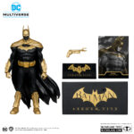 BATMAN OF EARTH-22 INFECTED (DARK METAL) KNIGHTMARE EDITION (GOLD LABEL) DC MULTIVERSE. Cuando sus padres fueron asesinados a tiros delante de él, el joven Bruce Wayne decidió librar a Gotham City de los criminales que les habían quitado la vida. Se entrenó exhaustivamente para alcanzar la perfección mental y física, además de dominar las artes marciales, las técnicas de investigación y la psicología criminal. Vestido como un murciélago para aprovecharse de los miedos de los criminales, Batman lucha contra el crimen con la ayuda de artilugios y vehículos especializados, operando desde su secreta Batcueva situada bajo la mansión Wayne.