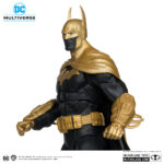 BATMAN OF EARTH-22 INFECTED (DARK METAL) KNIGHTMARE EDITION (GOLD LABEL) DC MULTIVERSE. Cuando sus padres fueron asesinados a tiros delante de él, el joven Bruce Wayne decidió librar a Gotham City de los criminales que les habían quitado la vida. Se entrenó exhaustivamente para alcanzar la perfección mental y física, además de dominar las artes marciales, las técnicas de investigación y la psicología criminal. Vestido como un murciélago para aprovecharse de los miedos de los criminales, Batman lucha contra el crimen con la ayuda de artilugios y vehículos especializados, operando desde su secreta Batcueva situada bajo la mansión Wayne.