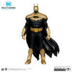 BATMAN OF EARTH-22 INFECTED (DARK METAL) KNIGHTMARE EDITION (GOLD LABEL) DC MULTIVERSE. Cuando sus padres fueron asesinados a tiros delante de él, el joven Bruce Wayne decidió librar a Gotham City de los criminales que les habían quitado la vida. Se entrenó exhaustivamente para alcanzar la perfección mental y física, además de dominar las artes marciales, las técnicas de investigación y la psicología criminal. Vestido como un murciélago para aprovecharse de los miedos de los criminales, Batman lucha contra el crimen con la ayuda de artilugios y vehículos especializados, operando desde su secreta Batcueva situada bajo la mansión Wayne.