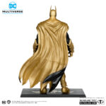 BATMAN OF EARTH-22 INFECTED (DARK METAL) KNIGHTMARE EDITION (GOLD LABEL) DC MULTIVERSE. Cuando sus padres fueron asesinados a tiros delante de él, el joven Bruce Wayne decidió librar a Gotham City de los criminales que les habían quitado la vida. Se entrenó exhaustivamente para alcanzar la perfección mental y física, además de dominar las artes marciales, las técnicas de investigación y la psicología criminal. Vestido como un murciélago para aprovecharse de los miedos de los criminales, Batman lucha contra el crimen con la ayuda de artilugios y vehículos especializados, operando desde su secreta Batcueva situada bajo la mansión Wayne.