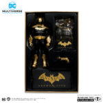 BATMAN OF EARTH-22 INFECTED (DARK METAL) KNIGHTMARE EDITION (GOLD LABEL) DC MULTIVERSE. Cuando sus padres fueron asesinados a tiros delante de él, el joven Bruce Wayne decidió librar a Gotham City de los criminales que les habían quitado la vida. Se entrenó exhaustivamente para alcanzar la perfección mental y física, además de dominar las artes marciales, las técnicas de investigación y la psicología criminal. Vestido como un murciélago para aprovecharse de los miedos de los criminales, Batman lucha contra el crimen con la ayuda de artilugios y vehículos especializados, operando desde su secreta Batcueva situada bajo la mansión Wayne.