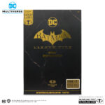 BATMAN OF EARTH-22 INFECTED (DARK METAL) KNIGHTMARE EDITION (GOLD LABEL) DC MULTIVERSE. Cuando sus padres fueron asesinados a tiros delante de él, el joven Bruce Wayne decidió librar a Gotham City de los criminales que les habían quitado la vida. Se entrenó exhaustivamente para alcanzar la perfección mental y física, además de dominar las artes marciales, las técnicas de investigación y la psicología criminal. Vestido como un murciélago para aprovecharse de los miedos de los criminales, Batman lucha contra el crimen con la ayuda de artilugios y vehículos especializados, operando desde su secreta Batcueva situada bajo la mansión Wayne.