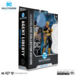 AGENT LIBERTY (PANIC IN THE SKY) MCFARLANE COLLECTOR EDITION #17. El exagente de la CIA Ben Lockwood se unió a un equipo radical, superpatriota y bien financiado llamado «Sons of Liberty»™ por recomendación de su antiguo jefe en la agencia. Como Agente Libertad, Lockwood disfrutaba de acceso a armaduras y armas de alta tecnología. El Agente Libertad rompió filas con los Hijos de la Libertad cuando la organización le ordenó asesinar al senador Pete Ross™. Se negó a matar a su antiguo mentor y envió información clasificada sobre los Hijos de la Libertad al reportero del Daily Planet™ Clark Kent™ antes de comenzar una nueva vida como fugitivo. A pesar de su falta de superpoderes, el Agente Libertad ha colaborado brevemente con la Liga de la Justicia de América™.