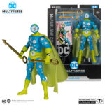 CLOCK KING MCFARLANE COLLECTOR EDITION. Las autoridades consideraban al Rey del Reloj un villano de segunda categoría debido a su falta de superpoderes y su extraña obsesión con los relojes. Nacido con el acertado nombre de William Tockman, el Rey del Reloj comenzó su carrera criminal después de que los médicos diagnosticaran erróneamente que había padecido una enfermedad mortal y que le quedaba poco tiempo de vida. Decidido a aprovechar al máximo cada segundo de su vida, cometió una serie de robos relacionados con relojes como el Rey del Reloj. El objetivo principal de Tockman era robar suficiente dinero para que su hermana discapacitada recibiera buenos cuidados tras su muerte.
