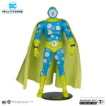 CLOCK KING MCFARLANE COLLECTOR EDITION. Las autoridades consideraban al Rey del Reloj un villano de segunda categoría debido a su falta de superpoderes y su extraña obsesión con los relojes. Nacido con el acertado nombre de William Tockman, el Rey del Reloj comenzó su carrera criminal después de que los médicos diagnosticaran erróneamente que había padecido una enfermedad mortal y que le quedaba poco tiempo de vida. Decidido a aprovechar al máximo cada segundo de su vida, cometió una serie de robos relacionados con relojes como el Rey del Reloj. El objetivo principal de Tockman era robar suficiente dinero para que su hermana discapacitada recibiera buenos cuidados tras su muerte.