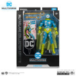 CLOCK KING MCFARLANE COLLECTOR EDITION. Las autoridades consideraban al Rey del Reloj un villano de segunda categoría debido a su falta de superpoderes y su extraña obsesión con los relojes. Nacido con el acertado nombre de William Tockman, el Rey del Reloj comenzó su carrera criminal después de que los médicos diagnosticaran erróneamente que había padecido una enfermedad mortal y que le quedaba poco tiempo de vida. Decidido a aprovechar al máximo cada segundo de su vida, cometió una serie de robos relacionados con relojes como el Rey del Reloj. El objetivo principal de Tockman era robar suficiente dinero para que su hermana discapacitada recibiera buenos cuidados tras su muerte.