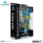 CLOCK KING MCFARLANE COLLECTOR EDITION. Las autoridades consideraban al Rey del Reloj un villano de segunda categoría debido a su falta de superpoderes y su extraña obsesión con los relojes. Nacido con el acertado nombre de William Tockman, el Rey del Reloj comenzó su carrera criminal después de que los médicos diagnosticaran erróneamente que había padecido una enfermedad mortal y que le quedaba poco tiempo de vida. Decidido a aprovechar al máximo cada segundo de su vida, cometió una serie de robos relacionados con relojes como el Rey del Reloj. El objetivo principal de Tockman era robar suficiente dinero para que su hermana discapacitada recibiera buenos cuidados tras su muerte.