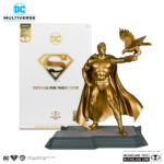 SUPERMAN CENTENNIAL PARK TRIBUTE STATUE GOLD LABEL DC MULTIVERSE. Más rápido que una bala, más poderoso que una locomotora... El Hombre de Acero libra una batalla sin fin por la verdad, la justicia y el estilo de vida americano.