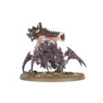 COMBAT PATROL: TYRANID ASSAULT BROOD WARHAMMER 40000. Los Tiránidos se presentan en una variedad sorprendente de formas, cada una más aterradora que la anterior. Se han observado pequeñas fuerzas de disrupción, lideradas por el llamado Parásito de Mortrex. Estas fuerzas están protegidas por la Guardia Tiránida, pertrechada con gruesas placas quitinosas, y cuentan con el apoyo de los organismos de artillería conocidos como Biovoros, que lanzan minas de esporas vivas de un lado a otro del campo de batalla. Quizá los más peligrosos sean los Genestealers, criaturas agresivas y sigilosas que avanzan rápidamente para hacer trizas a sus enemigos con garras largas y afiladas como navajas. Si quieres consumir toda la biomasa de la galaxia, esta caja es la forma perfecta de empezar o ampliar una colección de Tiránidos y ahorrar dinero en comparación con la compra de los kits por separado. Lidera la fuerza un temible Parásito de Mortrex, que infecta a sus presas con un ovipositor enredadera. Los tres miembros de la Guardia Tiránida pueden aplastar a los enemigos más resistentes mientras los Genestealers avanzan a toda velocidad para eliminar a los supervivientes. Por último, un Biovoro proporciona apoyo a larga distancia. Estas 18 miniaturas de plástico representan una Prole de asalto Tiránida completa para usar en partidas tácticas y ajustadas de Patrulla de Warhammer 40,000. Las reglas de esta Patrulla pueden descargarse gratuitamente del sitio web de Warhammer Community.