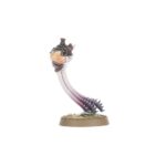 COMBAT PATROL: TYRANID ASSAULT BROOD WARHAMMER 40000. Los Tiránidos se presentan en una variedad sorprendente de formas, cada una más aterradora que la anterior. Se han observado pequeñas fuerzas de disrupción, lideradas por el llamado Parásito de Mortrex. Estas fuerzas están protegidas por la Guardia Tiránida, pertrechada con gruesas placas quitinosas, y cuentan con el apoyo de los organismos de artillería conocidos como Biovoros, que lanzan minas de esporas vivas de un lado a otro del campo de batalla. Quizá los más peligrosos sean los Genestealers, criaturas agresivas y sigilosas que avanzan rápidamente para hacer trizas a sus enemigos con garras largas y afiladas como navajas. Si quieres consumir toda la biomasa de la galaxia, esta caja es la forma perfecta de empezar o ampliar una colección de Tiránidos y ahorrar dinero en comparación con la compra de los kits por separado. Lidera la fuerza un temible Parásito de Mortrex, que infecta a sus presas con un ovipositor enredadera. Los tres miembros de la Guardia Tiránida pueden aplastar a los enemigos más resistentes mientras los Genestealers avanzan a toda velocidad para eliminar a los supervivientes. Por último, un Biovoro proporciona apoyo a larga distancia. Estas 18 miniaturas de plástico representan una Prole de asalto Tiránida completa para usar en partidas tácticas y ajustadas de Patrulla de Warhammer 40,000. Las reglas de esta Patrulla pueden descargarse gratuitamente del sitio web de Warhammer Community.