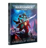 CODEX: LEAGUES OF VOTANN (ESPAÑOL) WARHAMMER 40000. Las Ligas de los Votann son una especie de clones fuertemente cohesionada, compuesta por guerreros resistentes y pragmáticos que se hacen llamar la Familia. Con cada ciclo que pasa, las nuevas generaciones son menos numerosas, pero confían firmemente en que esta es la voluntad de los Votann, antiguos supercogitadores venerados como fuentes de sabiduría casi sobrenatural. Siguiendo sus consejos, la Familia se agrupa en poderosas cuadrillas, emergiendo desde el núcleo galáctico y otros territorios para conquistar, reclamar recursos y combatir a cualquiera que amenace sus ligas. El Codex: Leagues of Votann es un libro esencial para los coleccionistas ambiciosos que buscan expandir sus dominios galácticos. Este libro está repleto de llamativas ilustraciones, detallado material de trasfondo, fotografías inspiradoras y todas las reglas que necesitarás para defender tus territorios en partidas de Warhammer 40,000. Encontrarás hojas de datos, destacamentos, reglas narrativas de Cruzada y una sección completa de Patrulla para ayudarte a librar partidas tácticas y reñidas con tu colección. Sea cual sea tu forma de coleccionar, pintar y jugar, este libro te guiará como lo haría la voluntad de los Ancestros.