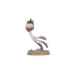 COMBAT PATROL: TYRANID ASSAULT BROOD WARHAMMER 40000. Los Tiránidos se presentan en una variedad sorprendente de formas, cada una más aterradora que la anterior. Se han observado pequeñas fuerzas de disrupción, lideradas por el llamado Parásito de Mortrex. Estas fuerzas están protegidas por la Guardia Tiránida, pertrechada con gruesas placas quitinosas, y cuentan con el apoyo de los organismos de artillería conocidos como Biovoros, que lanzan minas de esporas vivas de un lado a otro del campo de batalla. Quizá los más peligrosos sean los Genestealers, criaturas agresivas y sigilosas que avanzan rápidamente para hacer trizas a sus enemigos con garras largas y afiladas como navajas. Si quieres consumir toda la biomasa de la galaxia, esta caja es la forma perfecta de empezar o ampliar una colección de Tiránidos y ahorrar dinero en comparación con la compra de los kits por separado. Lidera la fuerza un temible Parásito de Mortrex, que infecta a sus presas con un ovipositor enredadera. Los tres miembros de la Guardia Tiránida pueden aplastar a los enemigos más resistentes mientras los Genestealers avanzan a toda velocidad para eliminar a los supervivientes. Por último, un Biovoro proporciona apoyo a larga distancia. Estas 18 miniaturas de plástico representan una Prole de asalto Tiránida completa para usar en partidas tácticas y ajustadas de Patrulla de Warhammer 40,000. Las reglas de esta Patrulla pueden descargarse gratuitamente del sitio web de Warhammer Community.