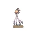 COMBAT PATROL: TYRANID ASSAULT BROOD WARHAMMER 40000. Los Tiránidos se presentan en una variedad sorprendente de formas, cada una más aterradora que la anterior. Se han observado pequeñas fuerzas de disrupción, lideradas por el llamado Parásito de Mortrex. Estas fuerzas están protegidas por la Guardia Tiránida, pertrechada con gruesas placas quitinosas, y cuentan con el apoyo de los organismos de artillería conocidos como Biovoros, que lanzan minas de esporas vivas de un lado a otro del campo de batalla. Quizá los más peligrosos sean los Genestealers, criaturas agresivas y sigilosas que avanzan rápidamente para hacer trizas a sus enemigos con garras largas y afiladas como navajas. Si quieres consumir toda la biomasa de la galaxia, esta caja es la forma perfecta de empezar o ampliar una colección de Tiránidos y ahorrar dinero en comparación con la compra de los kits por separado. Lidera la fuerza un temible Parásito de Mortrex, que infecta a sus presas con un ovipositor enredadera. Los tres miembros de la Guardia Tiránida pueden aplastar a los enemigos más resistentes mientras los Genestealers avanzan a toda velocidad para eliminar a los supervivientes. Por último, un Biovoro proporciona apoyo a larga distancia. Estas 18 miniaturas de plástico representan una Prole de asalto Tiránida completa para usar en partidas tácticas y ajustadas de Patrulla de Warhammer 40,000. Las reglas de esta Patrulla pueden descargarse gratuitamente del sitio web de Warhammer Community.