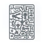 COMBAT PATROL: BLACK TEMPLARS WARHAMMER 40000. En la víspera de la batalla, los Templarios Negros se reúnen y sus campeones los guían en oración y contemplación. Unidos por su odio al enemigo, hacen un poderoso juramento que mantener en la batalla venidera. El deber de asegurarse de que sus hermanos cumplen con dicho juramento recae ahora en Vedrenn, Paladín del Emperador, que ha sido honrado con visiones de grandeza. Si quieres difundir a los cuatro vientos la fe en el Dios Emperador, esta caja es perfecta para empezar o ampliar una colección de Templarios Negros de una forma más económica que comprando los kits por separado. Lidera la fuerza un temible Paladín del Emperador, capaz de acabar con cualquier enemigo con su Espada Negra. Lo siguen al fragor del combate una escuadra de Veteranos de Ferreaguardia con el inestimable apoyo de una Escuadra de Hermanos de Armas veteranos. Completa la hueste una Escuadra de Cruzados, ideales para reclamar objetivos. Estas 19 miniaturas de plástico representan una fuerza completa de Jurados de Vedrenn con la que podrás librar intensas partidas tácticas de Patrulla de Warhammer 40,000. Puedes descargar las reglas para esta Patrulla de forma gratuita en el sitio web de Warhammer Community.