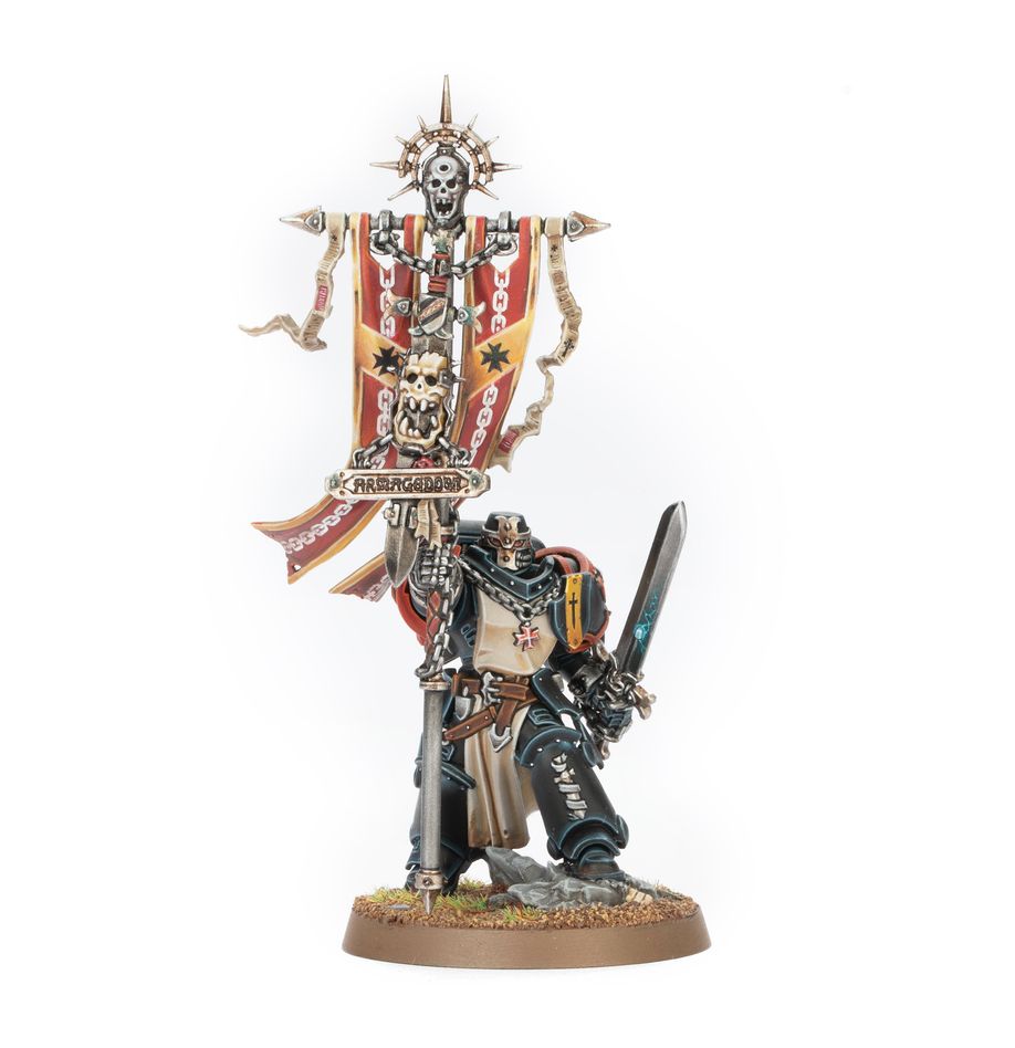 Crusade ancient warhammer 40000.  los ancianos cruzados, encargados de portar los iconos y estandartes sagrados en la batalla, son condecorados guerreros veteranos con una resolución y determinación excepcionales. Exhiben los tapices que representan las victorias de la cruzada y la gloria del dios emperador, e inspiran a sus camaradas a esgrimir su odio como arma contra los enemigos del imperium. Con este kit multicomponente de plástico puedes montar un anciano cruzado, un guerrero veterano encargado de portar el estandarte de batalla de tu ejército de templarios negros de warhammer 40,000. El anciano cruzado es un experto en combate que inspira a sus hermanos a luchar con redoblada determinación mientras destroza a sus enemigos con poderosos golpes de su espada de energía artesanal. Puedes elegir entre dos iconos decorativos: uno con un cráneo orko, inspirado en la cruzada de armageddon, y otro con un escudo en blanco para que pintes tu propia heráldica. El kit contiene 16 piezas de plástico y 1 peana redonda citadel de 40 mm. La miniatura se proporciona sin montar ni pintar. Recomendamos usar pegamento para plástico citadel y pinturas citadel colour. Las miniaturas se proporcionan sin montar ni pintar. Recomendamos usar pegamento para plástico citadel y pinturas citadel colour.