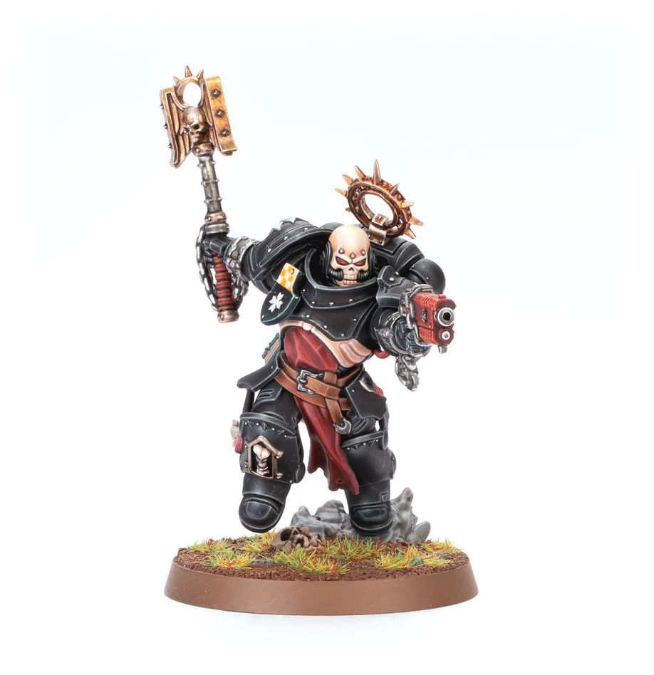 Execrator black templars warhammer 40000.  los execradores son ejemplos vivos de los juramentos de sus hermanos de batalla, feroces sacerdotes guerreros que lideran a los templarios negros en masacres letales. Enseñan que la guerra es la capilla más digna para los guerreros, y con cada golpe de su crozius arcanum espetan diatribas y sermones. Con este kit multicomponente de plástico puedes montar un execrador, un ferviente líder para tus ejércitos de templarios negros de warhammer 40,000. Este temible guerrero empuña un crozius arcanum en una mano, con dos cabezas de maza a elegir, y puedes equiparlo con una pistola bólter absolvor, piropistola, arma de energía artesanal o reliquia sagrada en la otra. Además, trae dos cabezas, una con casco en forma de cráneo y otra descubierta, y dos iconos para la mochila, para que personalices fácilmente a tu implacable guerrero. El kit contiene 28 piezas de plástico y 1 peana redonda citadel de 40 mm. La miniatura se proporciona sin montar ni pintar. Recomendamos usar pegamento para plástico citadel y pinturas citadel colour.