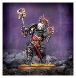 EXECRATOR BLACK TEMPLARS WARHAMMER 40000 . Los Execradores son ejemplos vivos de los juramentos de sus hermanos de batalla, feroces sacerdotes guerreros que lideran a los Templarios Negros en masacres letales. Enseñan que la guerra es la capilla más digna para los guerreros, y con cada golpe de su crozius arcanum espetan diatribas y sermones. Con este kit multicomponente de plástico puedes montar un Execrador, un ferviente líder para tus ejércitos de Templarios Negros de Warhammer 40,000. Este temible guerrero empuña un crozius arcanum en una mano, con dos cabezas de maza a elegir, y puedes equiparlo con una Pistola bólter absolvor, piropistola, arma de energía artesanal o reliquia sagrada en la otra. Además, trae dos cabezas, una con casco en forma de cráneo y otra descubierta, y dos iconos para la mochila, para que personalices fácilmente a tu implacable guerrero. El kit contiene 28 piezas de plástico y 1 peana redonda Citadel de 40 mm. La miniatura se proporciona sin montar ni pintar. Recomendamos usar pegamento para plástico Citadel y pinturas Citadel Colour.