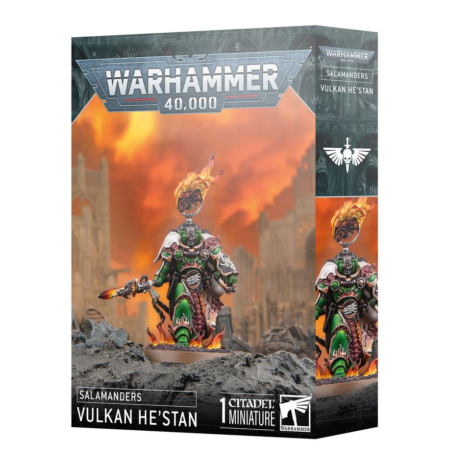 VULKAN HE'STAN SALAMANDERS WARHAMMER 40000. Vulkan He'stan, Padre Forjador de los Salamandras, marcha a la batalla empuñando las armas de su Primarca. Infatigable en su búsqueda de las antiguas reliquias de Vulkan, siempre se muestra dispuesto a hacer frente a cualquier peligro y enemigo con tal de ver cumplidos sus juramentos. Con este kit multicomponente de plástico puedes montar a Vulkan He'stan, un héroe legendario para tus ejércitos de Marines Espaciales de Warhammer 40,000. Como Padre Forjador del Capítulo, se le ha confiado la custodia de las reliquias del Primarca: la Lanza de Vulkan, una hoja que arde con tanta intensidad que puede incendiar incluso la ceramita; el Manto de Kesare, una capa impenetrable hecha de escamas de draco; y el Guantelete de la Forja, cuya furia fundida nadie puede resistir. La miniatura está repleta de detalles característicos de los Salamandras, como iconografía del capítulo, llamas finamente esculpidas en la armadura y escamas de lagarto. También incluye dos cabezas a elegir: una con casco y otra descubierta. Vulkan es una incorporación ideal para tu colección de Salamandras, excelente para desatar la furia de la forja en el campo de batalla.