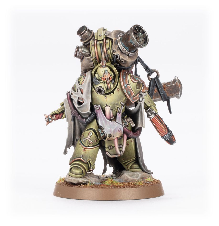 Lord of poxes: death guard warhammer 40000. El señor de las viruelas avanza pesadamente entre una nube densa de humo tóxico y esporas. Esos vapores nocivos que brotan de la turbina miasmática que carga a hombros pueden enmascarar el avance de los guerreros de la guardia de la muerte, y también tumbar a los enemigos con la garganta abotargada o los pulmones derretidos. Con este kit multicomponente de plástico puedes montar un señor de las viruelas, un líder envuelto en niebla para tus ejércitos de la guardia de la muerte de warhammer 40,000. Este imponente guerrero es un general ideal, que dispara su pistola de plasma antes de lanzarse al combate con un pesado gran filo de plaga, ambas armas excelentes para acabar con los odiados marines espaciales. El señor de las viruelas es perfecto para abrirse paso entre los combates más intensos, liderando el avance de tus marines de plaga.