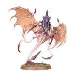 COMBAT PATROL: TYRANID ASSAULT BROOD WARHAMMER 40000. Los Tiránidos se presentan en una variedad sorprendente de formas, cada una más aterradora que la anterior. Se han observado pequeñas fuerzas de disrupción, lideradas por el llamado Parásito de Mortrex. Estas fuerzas están protegidas por la Guardia Tiránida, pertrechada con gruesas placas quitinosas, y cuentan con el apoyo de los organismos de artillería conocidos como Biovoros, que lanzan minas de esporas vivas de un lado a otro del campo de batalla. Quizá los más peligrosos sean los Genestealers, criaturas agresivas y sigilosas que avanzan rápidamente para hacer trizas a sus enemigos con garras largas y afiladas como navajas. Si quieres consumir toda la biomasa de la galaxia, esta caja es la forma perfecta de empezar o ampliar una colección de Tiránidos y ahorrar dinero en comparación con la compra de los kits por separado. Lidera la fuerza un temible Parásito de Mortrex, que infecta a sus presas con un ovipositor enredadera. Los tres miembros de la Guardia Tiránida pueden aplastar a los enemigos más resistentes mientras los Genestealers avanzan a toda velocidad para eliminar a los supervivientes. Por último, un Biovoro proporciona apoyo a larga distancia. Estas 18 miniaturas de plástico representan una Prole de asalto Tiránida completa para usar en partidas tácticas y ajustadas de Patrulla de Warhammer 40,000. Las reglas de esta Patrulla pueden descargarse gratuitamente del sitio web de Warhammer Community.