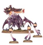COMBAT PATROL: TYRANID ASSAULT BROOD WARHAMMER 40000. Los Tiránidos se presentan en una variedad sorprendente de formas, cada una más aterradora que la anterior. Se han observado pequeñas fuerzas de disrupción, lideradas por el llamado Parásito de Mortrex. Estas fuerzas están protegidas por la Guardia Tiránida, pertrechada con gruesas placas quitinosas, y cuentan con el apoyo de los organismos de artillería conocidos como Biovoros, que lanzan minas de esporas vivas de un lado a otro del campo de batalla. Quizá los más peligrosos sean los Genestealers, criaturas agresivas y sigilosas que avanzan rápidamente para hacer trizas a sus enemigos con garras largas y afiladas como navajas. Si quieres consumir toda la biomasa de la galaxia, esta caja es la forma perfecta de empezar o ampliar una colección de Tiránidos y ahorrar dinero en comparación con la compra de los kits por separado. Lidera la fuerza un temible Parásito de Mortrex, que infecta a sus presas con un ovipositor enredadera. Los tres miembros de la Guardia Tiránida pueden aplastar a los enemigos más resistentes mientras los Genestealers avanzan a toda velocidad para eliminar a los supervivientes. Por último, un Biovoro proporciona apoyo a larga distancia. Estas 18 miniaturas de plástico representan una Prole de asalto Tiránida completa para usar en partidas tácticas y ajustadas de Patrulla de Warhammer 40,000. Las reglas de esta Patrulla pueden descargarse gratuitamente del sitio web de Warhammer Community.