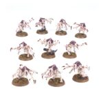 COMBAT PATROL: TYRANID ASSAULT BROOD WARHAMMER 40000. Los Tiránidos se presentan en una variedad sorprendente de formas, cada una más aterradora que la anterior. Se han observado pequeñas fuerzas de disrupción, lideradas por el llamado Parásito de Mortrex. Estas fuerzas están protegidas por la Guardia Tiránida, pertrechada con gruesas placas quitinosas, y cuentan con el apoyo de los organismos de artillería conocidos como Biovoros, que lanzan minas de esporas vivas de un lado a otro del campo de batalla. Quizá los más peligrosos sean los Genestealers, criaturas agresivas y sigilosas que avanzan rápidamente para hacer trizas a sus enemigos con garras largas y afiladas como navajas. Si quieres consumir toda la biomasa de la galaxia, esta caja es la forma perfecta de empezar o ampliar una colección de Tiránidos y ahorrar dinero en comparación con la compra de los kits por separado. Lidera la fuerza un temible Parásito de Mortrex, que infecta a sus presas con un ovipositor enredadera. Los tres miembros de la Guardia Tiránida pueden aplastar a los enemigos más resistentes mientras los Genestealers avanzan a toda velocidad para eliminar a los supervivientes. Por último, un Biovoro proporciona apoyo a larga distancia. Estas 18 miniaturas de plástico representan una Prole de asalto Tiránida completa para usar en partidas tácticas y ajustadas de Patrulla de Warhammer 40,000. Las reglas de esta Patrulla pueden descargarse gratuitamente del sitio web de Warhammer Community.