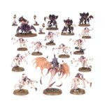 COMBAT PATROL: TYRANID ASSAULT BROOD WARHAMMER 40000. Los Tiránidos se presentan en una variedad sorprendente de formas, cada una más aterradora que la anterior. Se han observado pequeñas fuerzas de disrupción, lideradas por el llamado Parásito de Mortrex. Estas fuerzas están protegidas por la Guardia Tiránida, pertrechada con gruesas placas quitinosas, y cuentan con el apoyo de los organismos de artillería conocidos como Biovoros, que lanzan minas de esporas vivas de un lado a otro del campo de batalla. Quizá los más peligrosos sean los Genestealers, criaturas agresivas y sigilosas que avanzan rápidamente para hacer trizas a sus enemigos con garras largas y afiladas como navajas. Si quieres consumir toda la biomasa de la galaxia, esta caja es la forma perfecta de empezar o ampliar una colección de Tiránidos y ahorrar dinero en comparación con la compra de los kits por separado. Lidera la fuerza un temible Parásito de Mortrex, que infecta a sus presas con un ovipositor enredadera. Los tres miembros de la Guardia Tiránida pueden aplastar a los enemigos más resistentes mientras los Genestealers avanzan a toda velocidad para eliminar a los supervivientes. Por último, un Biovoro proporciona apoyo a larga distancia. Estas 18 miniaturas de plástico representan una Prole de asalto Tiránida completa para usar en partidas tácticas y ajustadas de Patrulla de Warhammer 40,000. Las reglas de esta Patrulla pueden descargarse gratuitamente del sitio web de Warhammer Community.