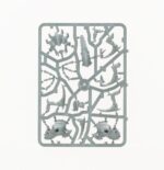 COMBAT PATROL: TYRANID ASSAULT BROOD WARHAMMER 40000. Los Tiránidos se presentan en una variedad sorprendente de formas, cada una más aterradora que la anterior. Se han observado pequeñas fuerzas de disrupción, lideradas por el llamado Parásito de Mortrex. Estas fuerzas están protegidas por la Guardia Tiránida, pertrechada con gruesas placas quitinosas, y cuentan con el apoyo de los organismos de artillería conocidos como Biovoros, que lanzan minas de esporas vivas de un lado a otro del campo de batalla. Quizá los más peligrosos sean los Genestealers, criaturas agresivas y sigilosas que avanzan rápidamente para hacer trizas a sus enemigos con garras largas y afiladas como navajas. Si quieres consumir toda la biomasa de la galaxia, esta caja es la forma perfecta de empezar o ampliar una colección de Tiránidos y ahorrar dinero en comparación con la compra de los kits por separado. Lidera la fuerza un temible Parásito de Mortrex, que infecta a sus presas con un ovipositor enredadera. Los tres miembros de la Guardia Tiránida pueden aplastar a los enemigos más resistentes mientras los Genestealers avanzan a toda velocidad para eliminar a los supervivientes. Por último, un Biovoro proporciona apoyo a larga distancia. Estas 18 miniaturas de plástico representan una Prole de asalto Tiránida completa para usar en partidas tácticas y ajustadas de Patrulla de Warhammer 40,000. Las reglas de esta Patrulla pueden descargarse gratuitamente del sitio web de Warhammer Community.