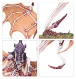 COMBAT PATROL: TYRANID ASSAULT BROOD WARHAMMER 40000. Los Tiránidos se presentan en una variedad sorprendente de formas, cada una más aterradora que la anterior. Se han observado pequeñas fuerzas de disrupción, lideradas por el llamado Parásito de Mortrex. Estas fuerzas están protegidas por la Guardia Tiránida, pertrechada con gruesas placas quitinosas, y cuentan con el apoyo de los organismos de artillería conocidos como Biovoros, que lanzan minas de esporas vivas de un lado a otro del campo de batalla. Quizá los más peligrosos sean los Genestealers, criaturas agresivas y sigilosas que avanzan rápidamente para hacer trizas a sus enemigos con garras largas y afiladas como navajas. Si quieres consumir toda la biomasa de la galaxia, esta caja es la forma perfecta de empezar o ampliar una colección de Tiránidos y ahorrar dinero en comparación con la compra de los kits por separado. Lidera la fuerza un temible Parásito de Mortrex, que infecta a sus presas con un ovipositor enredadera. Los tres miembros de la Guardia Tiránida pueden aplastar a los enemigos más resistentes mientras los Genestealers avanzan a toda velocidad para eliminar a los supervivientes. Por último, un Biovoro proporciona apoyo a larga distancia. Estas 18 miniaturas de plástico representan una Prole de asalto Tiránida completa para usar en partidas tácticas y ajustadas de Patrulla de Warhammer 40,000. Las reglas de esta Patrulla pueden descargarse gratuitamente del sitio web de Warhammer Community.