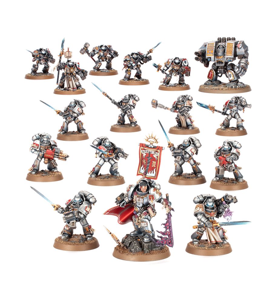 Combat patrol: grey knights warhammer 40000. Los presagios advierten sobre la corrupción disforme que se filtra en el espacio real en esta ubicación. Tal vez sean los actos de los enemigos los que han provocado estas manifestaciones, o puede que la mala suerte los haya llevado hasta allí. Sea como sea, el castellano crowe lidera con premura a sus hermanos de batalla al combate, pues sabe que los refuerzos se dirigen hacia allí y hay que purificar la corrupción sin demora. Si quieres defender a la humanidad y mantener la galaxia a salvo de la amenaza daemónica, esta caja es la manera perfecta de empezar o ampliar una colección de caballeros grises y ahorrar dinero en comparación con la compra de las cajas por separado. El castellano crowe lidera la fuerza armado con su filo maldito: la espada negra de antwyr. Le acompañan una escuadra de choque equipada con diversas armas y una escuadra de exterminadores de la hermandad capaz de arrasar incluso a los enemigos más duros. Un dreadnought venerable proporciona apoyo a distancia con su considerable potencia de fuego. Estas 17 miniaturas de plástico representan una fuerza completa de los santificadores de crowe para usar en partidas tácticas y ajustadas de patrulla de warhammer 40,000. Las reglas de esta patrulla pueden descargarse gratuitamente del sitio web de warhammer community.