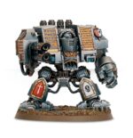 COMBAT PATROL: GREY KNIGHTS WARHAMMER 40000. Los presagios advierten sobre la corrupción disforme que se filtra en el espacio real en esta ubicación. Tal vez sean los actos de los enemigos los que han provocado estas manifestaciones, o puede que la mala suerte los haya llevado hasta allí. Sea como sea, el Castellano Crowe lidera con premura a sus Hermanos de Batalla al combate, pues sabe que los refuerzos se dirigen hacia allí y hay que purificar la corrupción sin demora. Si quieres defender a la humanidad y mantener la galaxia a salvo de la amenaza daemónica, esta caja es la manera perfecta de empezar o ampliar una colección de Caballeros Grises y ahorrar dinero en comparación con la compra de las cajas por separado. El Castellano Crowe lidera la fuerza armado con su filo maldito: la Espada Negra de Antwyr. Le acompañan una Escuadra de Choque equipada con diversas armas y una Escuadra de Exterminadores de la Hermandad capaz de arrasar incluso a los enemigos más duros. Un Dreadnought Venerable proporciona apoyo a distancia con su considerable potencia de fuego. Estas 17 miniaturas de plástico representan una fuerza completa de los Santificadores de Crowe para usar en partidas tácticas y ajustadas de Patrulla de Warhammer 40,000. Las reglas de esta Patrulla pueden descargarse gratuitamente del sitio web de Warhammer Community.