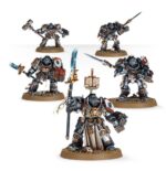 COMBAT PATROL: GREY KNIGHTS WARHAMMER 40000. Los presagios advierten sobre la corrupción disforme que se filtra en el espacio real en esta ubicación. Tal vez sean los actos de los enemigos los que han provocado estas manifestaciones, o puede que la mala suerte los haya llevado hasta allí. Sea como sea, el Castellano Crowe lidera con premura a sus Hermanos de Batalla al combate, pues sabe que los refuerzos se dirigen hacia allí y hay que purificar la corrupción sin demora. Si quieres defender a la humanidad y mantener la galaxia a salvo de la amenaza daemónica, esta caja es la manera perfecta de empezar o ampliar una colección de Caballeros Grises y ahorrar dinero en comparación con la compra de las cajas por separado. El Castellano Crowe lidera la fuerza armado con su filo maldito: la Espada Negra de Antwyr. Le acompañan una Escuadra de Choque equipada con diversas armas y una Escuadra de Exterminadores de la Hermandad capaz de arrasar incluso a los enemigos más duros. Un Dreadnought Venerable proporciona apoyo a distancia con su considerable potencia de fuego. Estas 17 miniaturas de plástico representan una fuerza completa de los Santificadores de Crowe para usar en partidas tácticas y ajustadas de Patrulla de Warhammer 40,000. Las reglas de esta Patrulla pueden descargarse gratuitamente del sitio web de Warhammer Community.