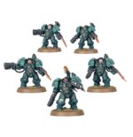 COMBAT PATROL: LEAGUES OF VOTANN WARHAMMER 40000. Vynn, Tumba de la Perdición es reconocido entre los suyos como un verdugo de las amenazas más temibles y un guardián implacable del futuro de su pueblo. Lidera una fuerza de choque flexible compuesta por versátiles Sucesores Combatientes, la élite de los Guardamoradas Einhyr y los pesados Estruendosos Brôkhyr para expandir las posesiones de la Familia. Si quieres asegurar tu territorio en nombre de los Ancestros, esta caja es la manera perfecta de comenzar una nueva colección de las Ligas de los Votann (o ampliar un ejército existente) y ahorrar dinero en comparación con la compra de las cajas por separado. La fuerza está liderada por Vynn, Tumba de la Perdición, un poderoso héroe equipado con un exotraje pesado, y acompañado por una escolta de Guardamoradas Einhyr. Una unidad de Estruendosos Brôkhyr proporciona apoyo a distancia mientras los Sucesores reclaman objetivos clave. Estas 19 miniaturas de plástico representan una fuerza completa del Baluarte de Vynn para usar en partidas tácticas y ajustadas de Patrulla de Warhammer 40,000. Las reglas de esta Patrulla están disponibles como descarga gratuita en el sitio web de Warhammer Community.