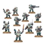 COMBAT PATROL: LEAGUES OF VOTANN WARHAMMER 40000. Vynn, Tumba de la Perdición es reconocido entre los suyos como un verdugo de las amenazas más temibles y un guardián implacable del futuro de su pueblo. Lidera una fuerza de choque flexible compuesta por versátiles Sucesores Combatientes, la élite de los Guardamoradas Einhyr y los pesados Estruendosos Brôkhyr para expandir las posesiones de la Familia. Si quieres asegurar tu territorio en nombre de los Ancestros, esta caja es la manera perfecta de comenzar una nueva colección de las Ligas de los Votann (o ampliar un ejército existente) y ahorrar dinero en comparación con la compra de las cajas por separado. La fuerza está liderada por Vynn, Tumba de la Perdición, un poderoso héroe equipado con un exotraje pesado, y acompañado por una escolta de Guardamoradas Einhyr. Una unidad de Estruendosos Brôkhyr proporciona apoyo a distancia mientras los Sucesores reclaman objetivos clave. Estas 19 miniaturas de plástico representan una fuerza completa del Baluarte de Vynn para usar en partidas tácticas y ajustadas de Patrulla de Warhammer 40,000. Las reglas de esta Patrulla están disponibles como descarga gratuita en el sitio web de Warhammer Community.