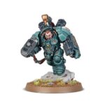 COMBAT PATROL: LEAGUES OF VOTANN WARHAMMER 40000. Vynn, Tumba de la Perdición es reconocido entre los suyos como un verdugo de las amenazas más temibles y un guardián implacable del futuro de su pueblo. Lidera una fuerza de choque flexible compuesta por versátiles Sucesores Combatientes, la élite de los Guardamoradas Einhyr y los pesados Estruendosos Brôkhyr para expandir las posesiones de la Familia. Si quieres asegurar tu territorio en nombre de los Ancestros, esta caja es la manera perfecta de comenzar una nueva colección de las Ligas de los Votann (o ampliar un ejército existente) y ahorrar dinero en comparación con la compra de las cajas por separado. La fuerza está liderada por Vynn, Tumba de la Perdición, un poderoso héroe equipado con un exotraje pesado, y acompañado por una escolta de Guardamoradas Einhyr. Una unidad de Estruendosos Brôkhyr proporciona apoyo a distancia mientras los Sucesores reclaman objetivos clave. Estas 19 miniaturas de plástico representan una fuerza completa del Baluarte de Vynn para usar en partidas tácticas y ajustadas de Patrulla de Warhammer 40,000. Las reglas de esta Patrulla están disponibles como descarga gratuita en el sitio web de Warhammer Community.