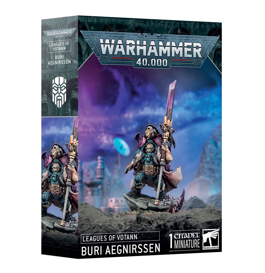 BURI AEGNIRSSEN: LEAGUES OF VOTANN WARHAMMER 40000. Buri Aegnirssen cae sobre el enemigo con el feroz abandono de quien ya no tiene nada que perder. Con los barridos de su guja de estrella oscura, Perdición, este superviviente abre un sangriento camino a través del enemigo. Ni siquiera la presa más monstruosa puede eludir la colosal venganza del Tres veces devorado. Con este kit multicomponente de plástico puedes montar a Buri Aegnirssen, un líder feroz para tus ejércitos de las Ligas de los Votann en partidas de Warhammer 40,000. Este guerrero salvaje ha sobrevivido a incontables batallas y soportado heridas que habrían acabado con la mayoría de Familiares. Empuña con maestría una guja de estrella oscura personalizada y una pistola bólter modelo Autoch como arma secundaria. Buri es el comandante ideal para una fuerza agresiva, ya que le gusta enfrentarse cara a cara con sus enemigos, sin importar quiénes sean… o qué sean.