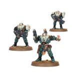 IRONKIN STEELJACKS: LEAGUES OF VOTANN WARHAMMER 40000. Los Acerobreros Ferrofamiliares son soldados por naturaleza, dotados por los Votann con talentos marciales innatos. Son capaces de sostener líneas de batalla enteras, resistiendo un fuego enemigo que derribaría a Familiares menos resistentes. En la ofensiva, lanzan salvas precisas de abrasadoras haces volkanitas que aniquilan a los enemigos elegidos en ubicaciones valiosas para la Familia. Cuando se equipan con espadas de plasma o guanteletes de conmoción, sobresalen como tropas de choque demoledoras. Estas escuadras pueden abrir brechas en las líneas enemigas, pulverizar a su infantería de élite y abrir agujeros tanto en blindajes como en el pellejo de cualquier monstruo. Con este kit multicomponente de plástico puedes montar tres Acerobreros Ferrofamiliares, guerreros increíblemente fuertes y resistentes para tus ejércitos de las Ligas de los Votann de Warhammer 40,000. Estas enormes creaciones son tropas de choque ideales y una excelente manera de añadir más carácter a tu colección, tanto táctica como estéticamente, gracias a su altura y mecánica.