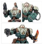 IRONKIN STEELJACKS: LEAGUES OF VOTANN WARHAMMER 40000. Los Acerobreros Ferrofamiliares son soldados por naturaleza, dotados por los Votann con talentos marciales innatos. Son capaces de sostener líneas de batalla enteras, resistiendo un fuego enemigo que derribaría a Familiares menos resistentes. En la ofensiva, lanzan salvas precisas de abrasadoras haces volkanitas que aniquilan a los enemigos elegidos en ubicaciones valiosas para la Familia. Cuando se equipan con espadas de plasma o guanteletes de conmoción, sobresalen como tropas de choque demoledoras. Estas escuadras pueden abrir brechas en las líneas enemigas, pulverizar a su infantería de élite y abrir agujeros tanto en blindajes como en el pellejo de cualquier monstruo. Con este kit multicomponente de plástico puedes montar tres Acerobreros Ferrofamiliares, guerreros increíblemente fuertes y resistentes para tus ejércitos de las Ligas de los Votann de Warhammer 40,000. Estas enormes creaciones son tropas de choque ideales y una excelente manera de añadir más carácter a tu colección, tanto táctica como estéticamente, gracias a su altura y mecánica.