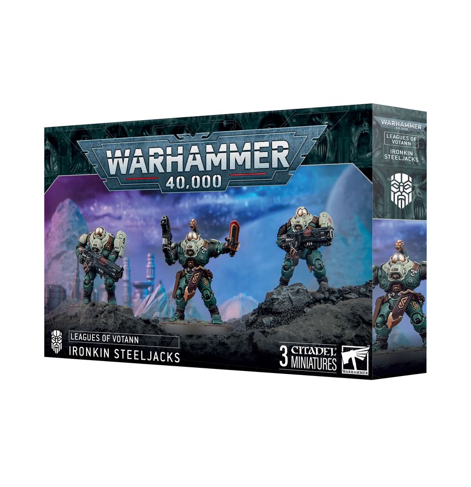 IRONKIN STEELJACKS: LEAGUES OF VOTANN WARHAMMER 40000. Los Acerobreros Ferrofamiliares son soldados por naturaleza, dotados por los Votann con talentos marciales innatos. Son capaces de sostener líneas de batalla enteras, resistiendo un fuego enemigo que derribaría a Familiares menos resistentes. En la ofensiva, lanzan salvas precisas de abrasadoras haces volkanitas que aniquilan a los enemigos elegidos en ubicaciones valiosas para la Familia. Cuando se equipan con espadas de plasma o guanteletes de conmoción, sobresalen como tropas de choque demoledoras. Estas escuadras pueden abrir brechas en las líneas enemigas, pulverizar a su infantería de élite y abrir agujeros tanto en blindajes como en el pellejo de cualquier monstruo. Con este kit multicomponente de plástico puedes montar tres Acerobreros Ferrofamiliares, guerreros increíblemente fuertes y resistentes para tus ejércitos de las Ligas de los Votann de Warhammer 40,000. Estas enormes creaciones son tropas de choque ideales y una excelente manera de añadir más carácter a tu colección, tanto táctica como estéticamente, gracias a su altura y mecánica.