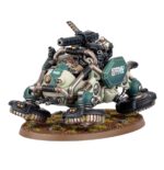 KAPRICUS DEFENDER/CARRIER: LEAGUES OF VOTANN WARHAMMER 40000. Los Káprica Defensores son rápidas máquinas exploradoras de bobina magnética. Fuertemente armados, algunos portan cañones de magnetorriel que pueden aniquilar blindados de tamaño muy superior al suyo. Otros llevan multicañones que, combinados con los cañones magnetoautomáticos del Defensor, permiten a su tripulación arrasar la infantería enemiga para apoyar el avance de los suyos. Con este kit multicomponente de plástico puedes montar un Káprica Defensor, un veloz vehículo de apoyo de fuego para tus ejércitos de las Ligas de los Votann de Warhammer 40,000. Rápido y resistente, con un arma pesada montada en afuste exterior (a elegir entre un cañón de magnetorriel capaz de atravesar blindajes, o un multicañón LasMAX antiinfantería) y dos cañones magnetoautomáticos, es perfecto para apoyar tu avance con una gran potencia de fuego adicional. El kit incluye seis cabezas para personalizar a la dotación, incluidas dos cabezas de Ferrofamiliares.